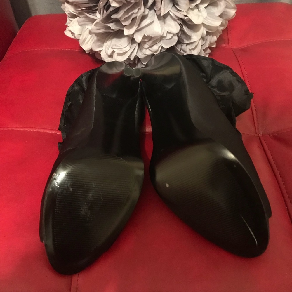 Steve Madden Luxe Black Satin Shoe 9.5